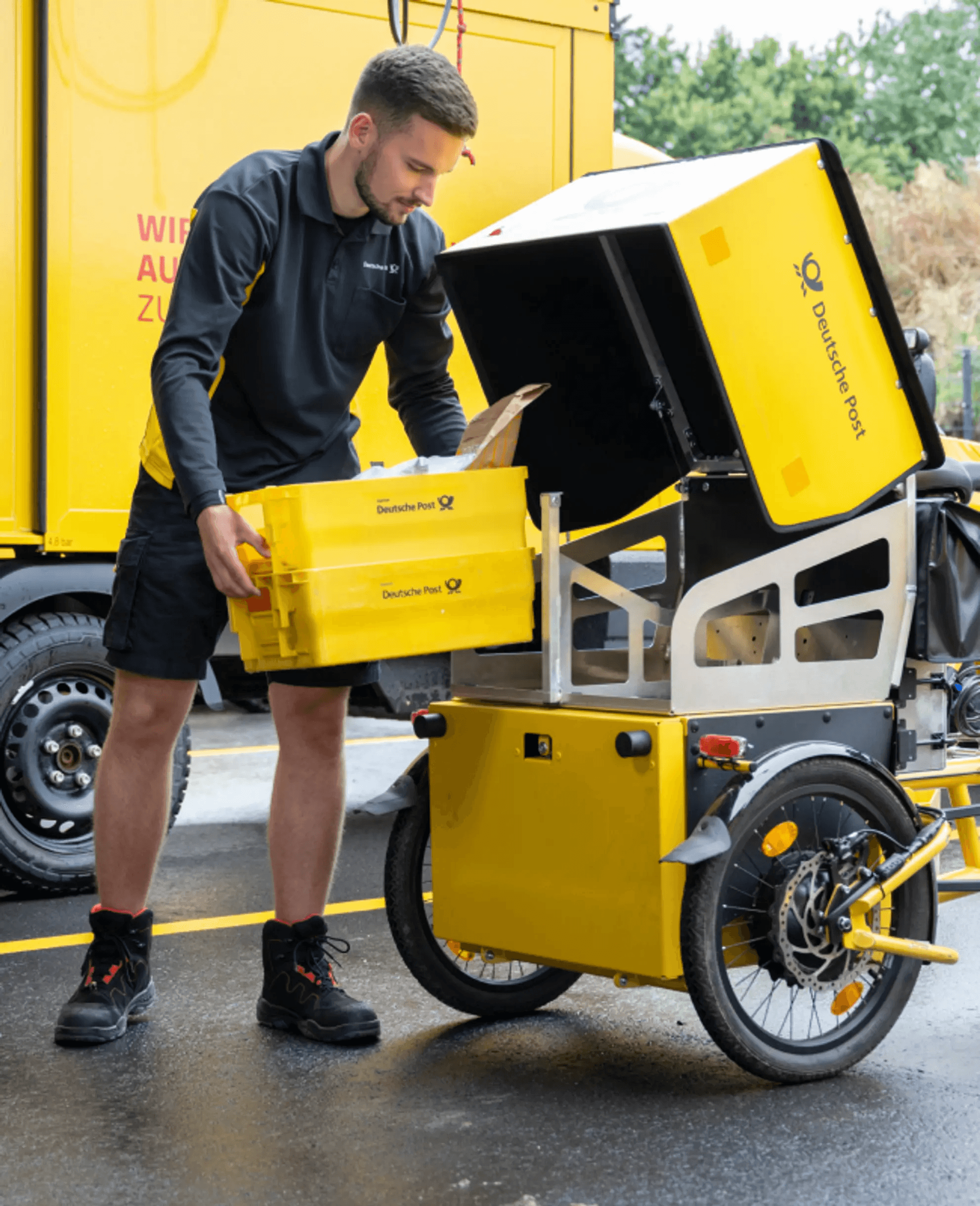 Bild von jemandem, der mit einem Lieferfahrrad arbeitet.